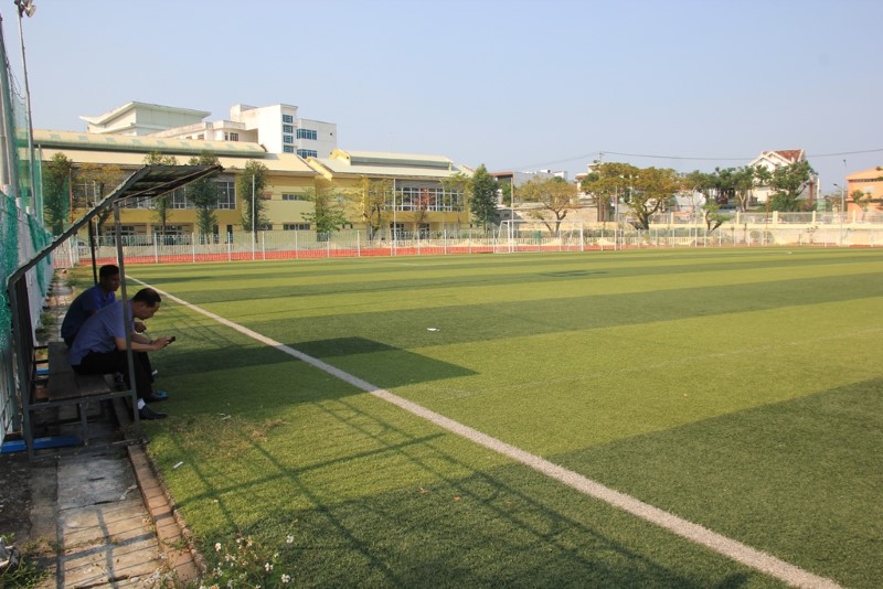 TÒA NHÀ TRƯỜNG ĐẠI HỌC NẰM GIỮA KHUÔN VIÊN XANH MÁT